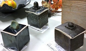 rectangular minature boxes in black with lids