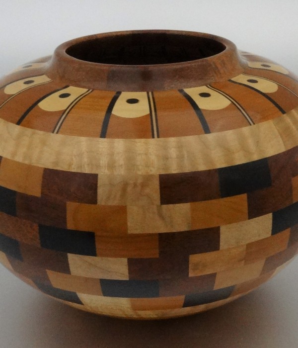 checkerboard look pattern on segmented woodturning vessel