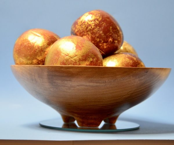 Three-legged bowl 3 legged bowl with oranges